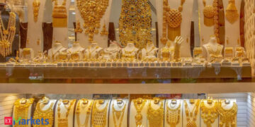 Gold crosses Rs 1 lakh per 10 gm, dampens festive jewelry demand