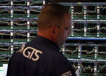 Shares stumble, greenback up as Fed looms