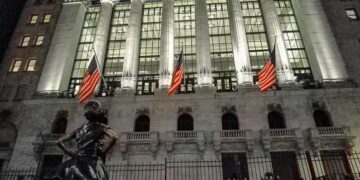 Shares End Barely Decrease on Combined Earnings Outcomes