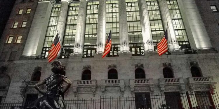 Shares End Barely Decrease on Combined Earnings Outcomes