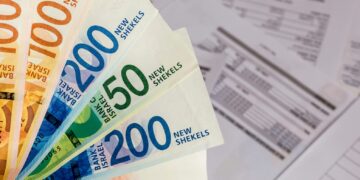 Common wage falls for second straight month