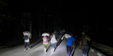 The perilous journey for Palestinians to get meals in Gaza : NPR