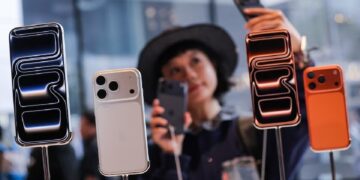 ‘₹449 crore in curiosity’: CA says banks, not Apple, money in on India’s iPhone 17 craze