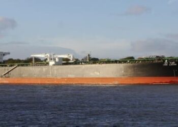 Commonplace Chartered Bucks Bearish Pattern, Forecasts Oil Worth Good points in 2026