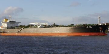 Commonplace Chartered Bucks Bearish Pattern, Forecasts Oil Worth Good points in 2026