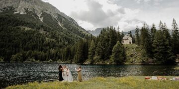This Couple Bought Married within the Alps…and Introduced Their Sisters Alongside