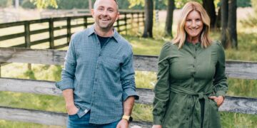 What to Put on: Fall Household Photograph Outfit & Coloration Concepts