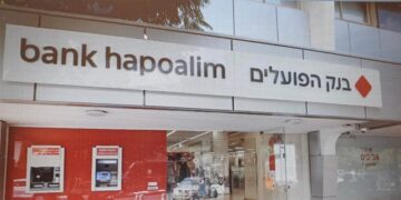 Hapoalim presents shares to 394,000 clients