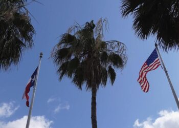 As individuals lose medical insurance, strained care programs worsen : Pictures