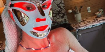 My Assessment of the Dr. Dennis Gross LED Masks That Smooths High-quality Strains and Clears Pores and skin | Wit & Delight