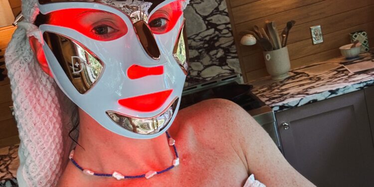 My Assessment of the Dr. Dennis Gross LED Masks That Smooths High-quality Strains and Clears Pores and skin | Wit & Delight