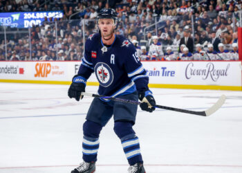 Jets ahead Jonathan Toews day-to-day with undisclosed damage