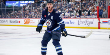 Jets ahead Jonathan Toews day-to-day with undisclosed damage