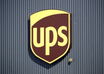 UPS forecasts fourth-quarter income above estimates, shares surge