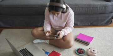 Social media use linked to decrease studying, reminiscence scores in preteens : Pictures