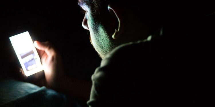 Utilizing Your Telephone at Night time Might Not Be as Dangerous as You Suppose