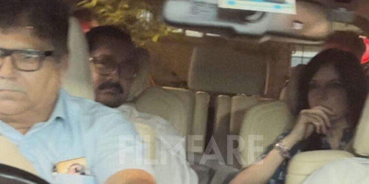Photographs: Aamir Khan and Gauri Spratt go to Dharmendra at Breach Sweet Hospital