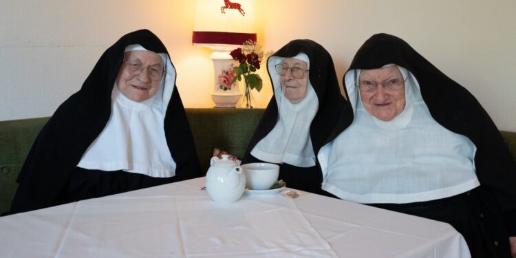 Austria’s insurgent nuns refuse to surrender Instagram to remain in convent : NPR