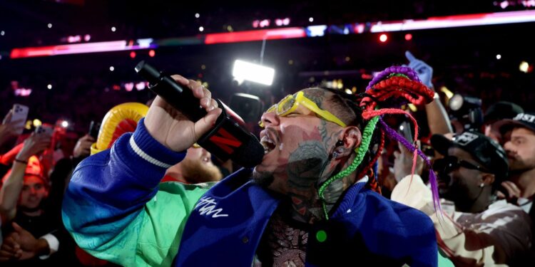 6ix9ine reveals he might be sleeping subsequent to Luigi Mangione this time in jail and could be honored if he kills him