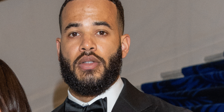 PDA With Thriller Lady Has Followers Dropping It