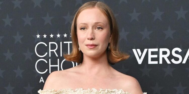 Hannah Einbinder Calls To Abolish ICE After Renee Good Killing