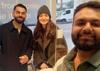 VIRAL: Anushka Sharma and Virat Kohli Pose With Fan