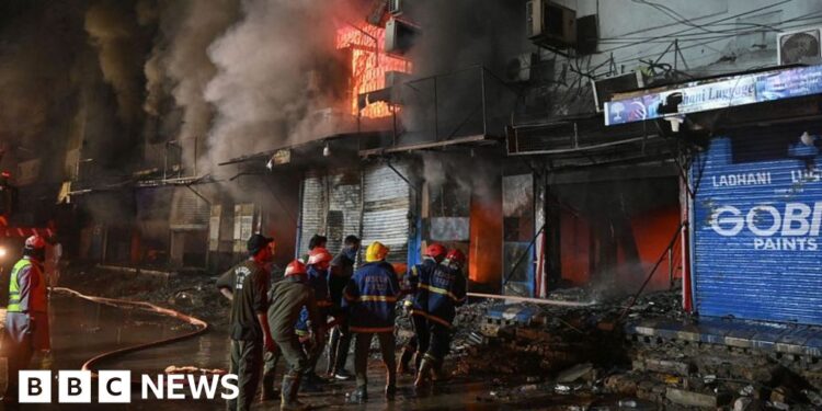 Eight lifeless, dozens lacking in huge Pakistan mall fireplace