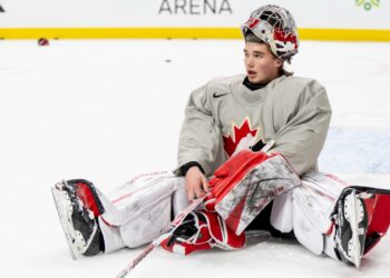 Vees’ McCallum takes on Cougars’ Ravensbergen in WHL goalie battle