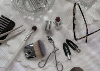 The way to Take Off Make-up With out Stripping Your Pores and skin