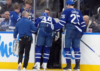 Maple Leafs’ Matthews to have MRI on knee after hit from Gudas