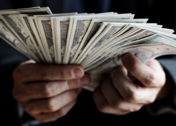 5 Methods Excessive-Web-Price Households Handle Cash In a different way Than the Center Class