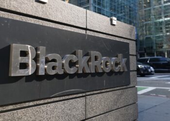 BlackRock raises view on U.S. shares on perception that battle is over, income are up