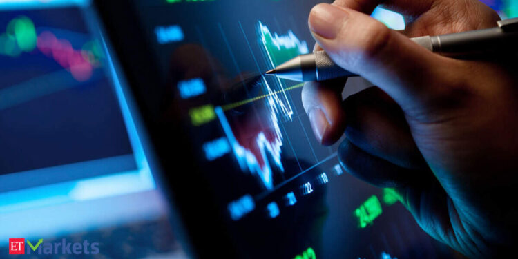 Chasing tendencies or shopping for worth? The technique that wins over time