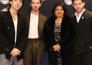Jonas Brothers Mother Denise Jonas Suffered Stroke