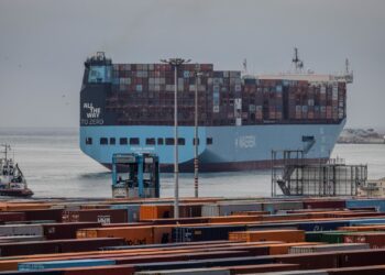 Ship passes Strait of Hormuz beneath U.S. army safety