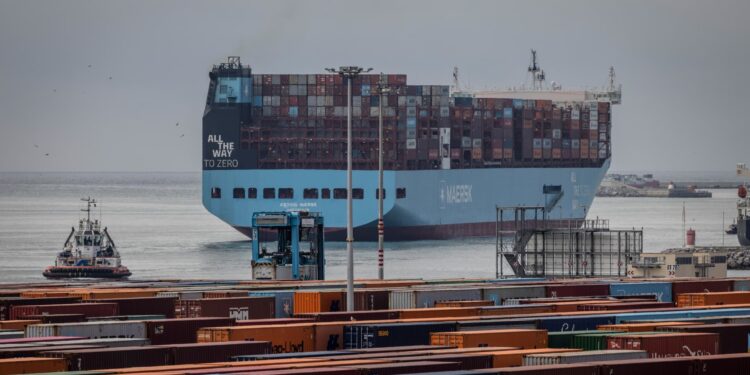 Ship passes Strait of Hormuz beneath U.S. army safety