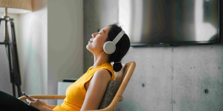 ‘They assist me focus’: Gen Z worker defends sporting headphones regardless of supervisor’s objections