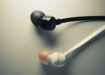 Previous-College Wired Earbuds Are Again In Type