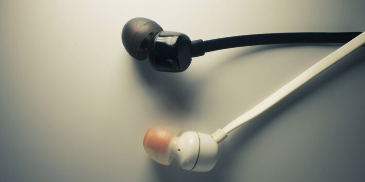 Previous-College Wired Earbuds Are Again In Type