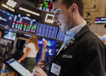 US Shares: Nasdaq, S&P finish decrease as tech megacap declines outweigh upbeat chip outlook