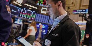 US Shares: Nasdaq, S&P finish decrease as tech megacap declines outweigh upbeat chip outlook