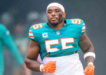 AP Supply: Dolphins conform to 3-year extension with centre Aaron Brewer
