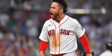 A bat flip, a shout of ‘Venezuela’ and tears for house as Contreras performs on