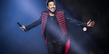Lionel Richie Falls Sick On Stage; Cuts Brief First Night time Of New Tour