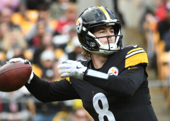 Former Steelers GM defends drafting bust Kenny Pickett