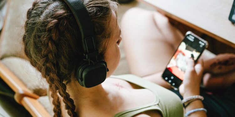 Deezer’s Free Software Scans Your Streaming Playlists for AI-Generated Music