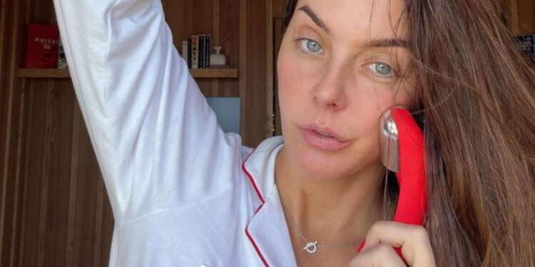 Methods to Use Ice Curler on Face for a Sculpted, Radiant Look