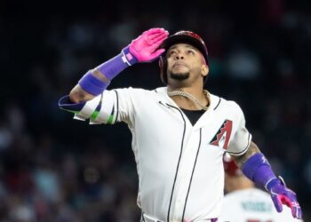 Diamondbacks cruise to win, stay unbeaten vs. Giants