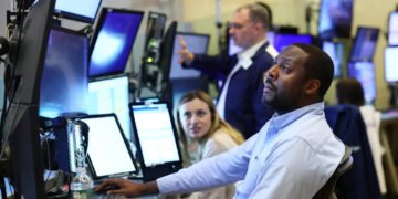 Nasdaq Slips as Chip Shares Come Below Strain