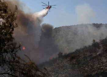 2 useless, 500 evacuated as twin blazes hit Greek island close to Athens